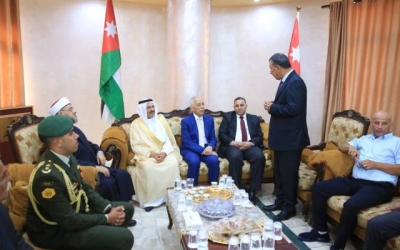 العيسوي يمثل الملك وولي العهد أمام عشائر آل عباسي