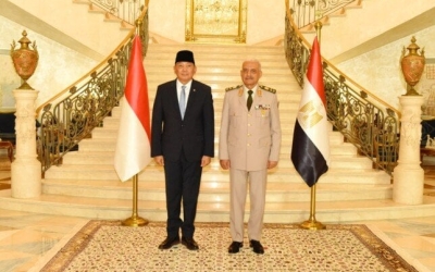 الفريق أول عبد المجيد صقر يجتمع مع وزير الدفاع الإندونيسي