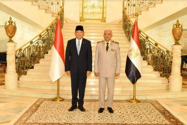 الفريق أول عبد المجيد صقر يجتمع مع وزير الدفاع الإندونيسي