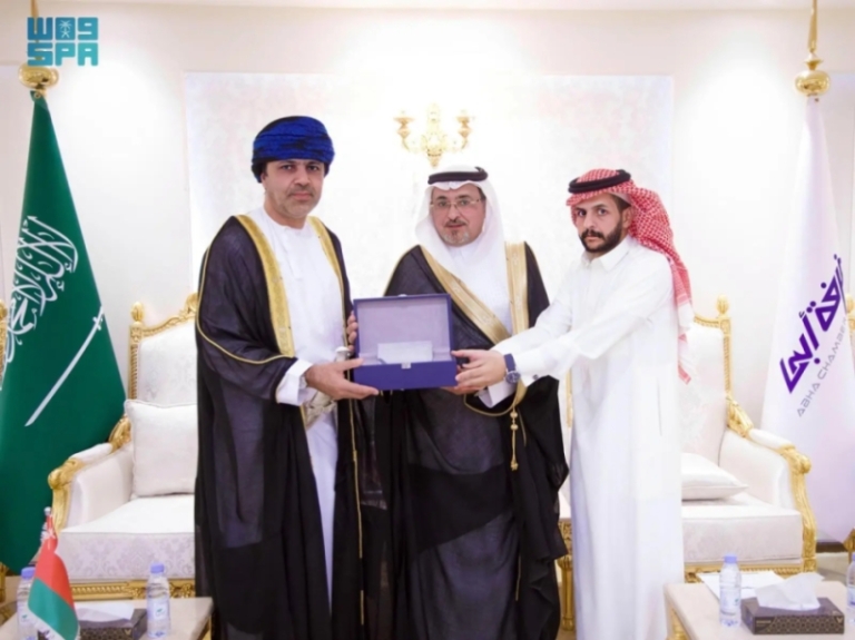 القنصل العماني يزور عسير لاستكشاف الفرص الاستثمارية المتاحة في المنطقة.