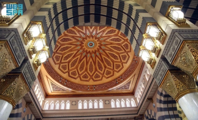النقوش والزخارف تعكس روحانية المسجد النبوي المبدعة