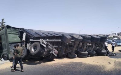 انقلاب شاحنة على طريق المطار يسبب تباطؤ مروري كبير  
حوادث السير: شاحنة محمّلة بالرمل تنقلب وتعرقل حركة المرور  
تأثير انقلاب شاحنة على حركة السير في طريق المطار  
حادثة سير تثير الازدحام: شاحنة محمّلة بالرمل تتعرض للانقلاب