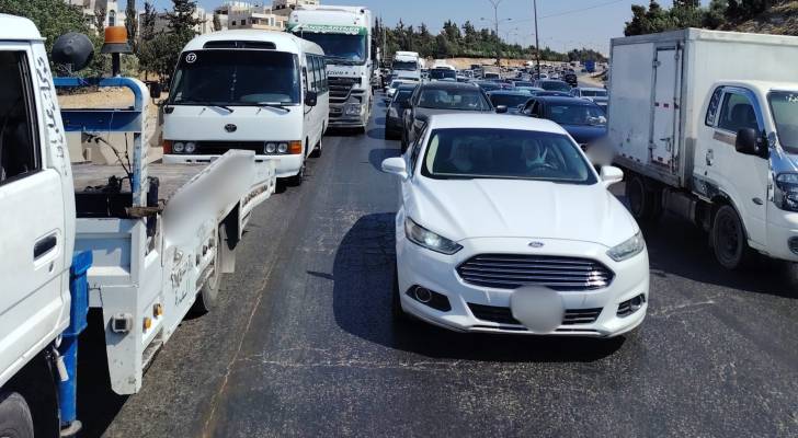 انقلاب شاحنة يخلق أزمة سير خانقة على طريق المطار جنوب عمان
