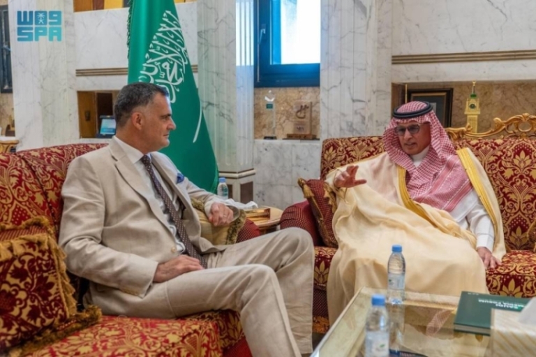 بحث الحارثي سبل التعاون الإعلامي مع سفير الاتحاد الأوروبي