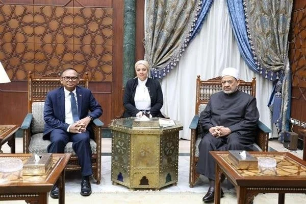 بحث شيخ الأزهر مع سفير كمبوديا سبل تعزيز التعاون العلمي والدعوي
