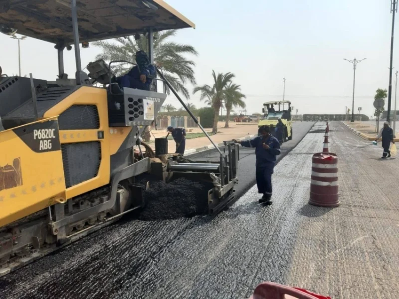 بقيق تستمر في تنفيذ مشاريع السفلتة