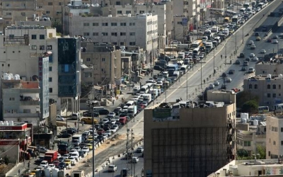 تباطؤ مروري في حركة المركبات القادمة من جسر الثامن نحو دوار الشعب