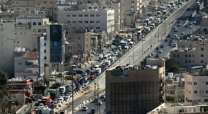 تباطؤ مروري في حركة المركبات القادمة من جسر الثامن نحو دوار الشعب