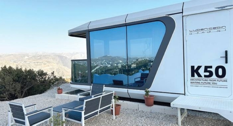 تجربة إيواء مبتكرة في الباحة مع الكبسولات والقباب