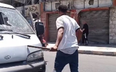 تحقيقات الأمن العام حول فيديو لشخص يتسبب بأضرار لمركبة باص