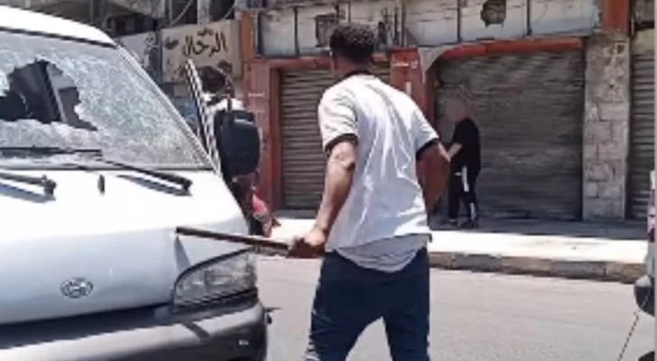 تحقيقات الأمن العام حول فيديو لشخص يتسبب بأضرار لمركبة باص