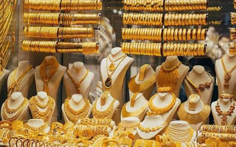 تراجع ملحوظ في أسعار الذهب يؤثر على الأسواق الاقتصادية والتجار المحليين والدوليين.
