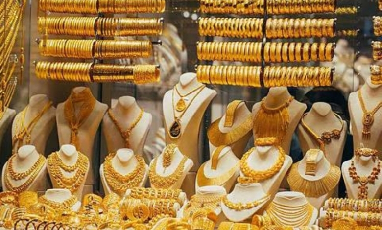 تراجع ملحوظ في أسعار الذهب يؤثر على الأسواق الاقتصادية والتجار المحليين والدوليين.
