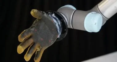 علماء يطورون جلدًا ذكيًا للروبوتات.. يشعر باللمس والحرارة والتلف