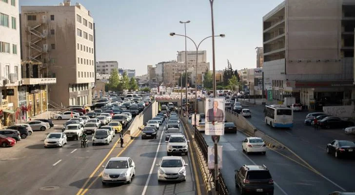 تعطل مركبتان وحادث صدم بشجرة في عمّان دون حوادث على الطرق الخارجية