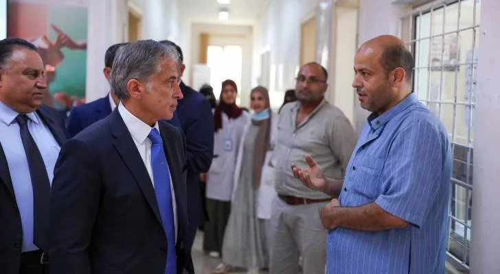 تفقد رئيس الوزراء مركز صحي مغير السرحان واستمع لملاحظات المراجعين ووجه بتعزيز الخدمات الصحية