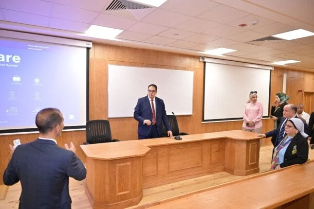 تفقد رئيس جامعة القاهرة مقر الجامعة الأهلية استعداداً للعام الدراسي الجديد