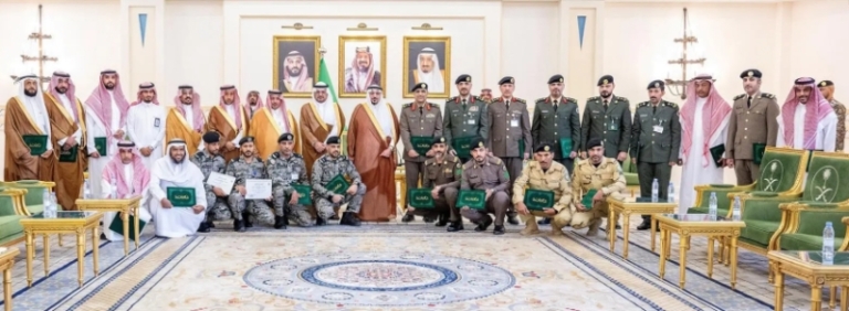 تكريم أمير القصيم للمتفوقين في لجان العفو بالمنطقة