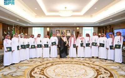 تكريم أمير جازان لفريق عمل منصة "التزام" بالإمارة