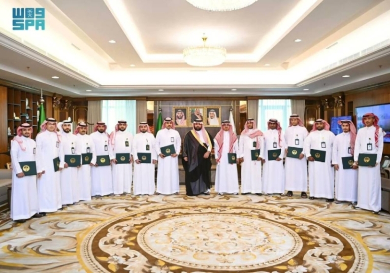 تكريم أمير جازان لفريق عمل منصة “التزام” بالإمارة