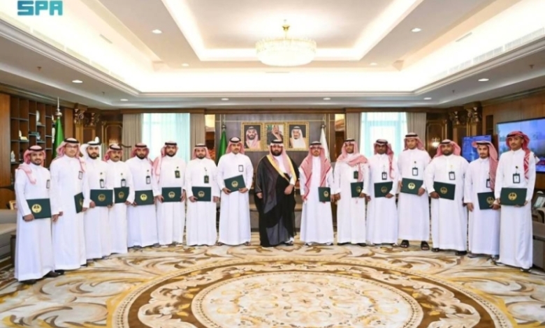 تكريم أمير جازان لفريق عمل منصة "التزام" بالإمارة