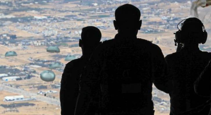 تنفذ القوات المسلحة الأردنية والإماراتية الإنزالات الجوية على قطاع غزة
