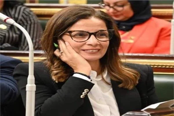 تهنئة خاصة لجيهان زكي بمنحها وسام «جوقة الشرف» من الرئيس الفرنسي