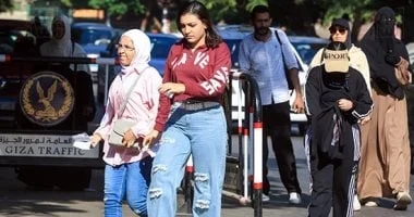 طلاب الثانوية نظام قديم يتوافدون على لجان امتحانات الجيولوجيا والجبر وعلم النفس
