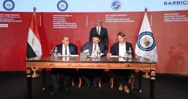 توقيع اتفاقيات جديدة: البترول تتعاون مع "سنتامين" و"باريك" في منتدى مصر للتعدين