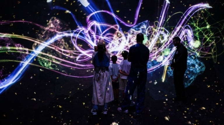 «تيم لاب» يعزز融合 الفن بالتقنية