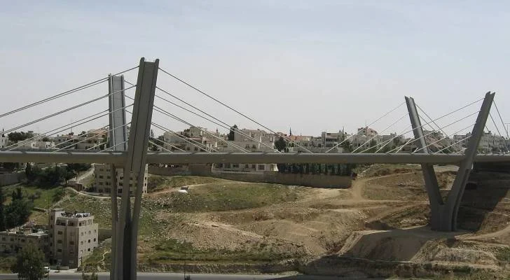 جثة شاب عشريني تُكتشف أسفل جسر عبدون والأمن يفتح تحقيقًا