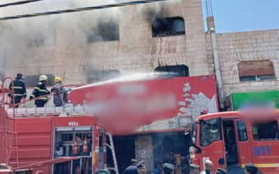 جهود مستمرة لإخماد حريق في محل تجاري بالكرك دون إصابات