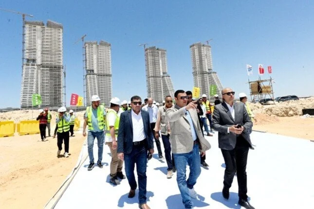 جولة تفقدية لوزير الإسكان في أبراج «الداون تاون» وبحيرات «كريستال لاجون» بمدينة العلمين الجديدة