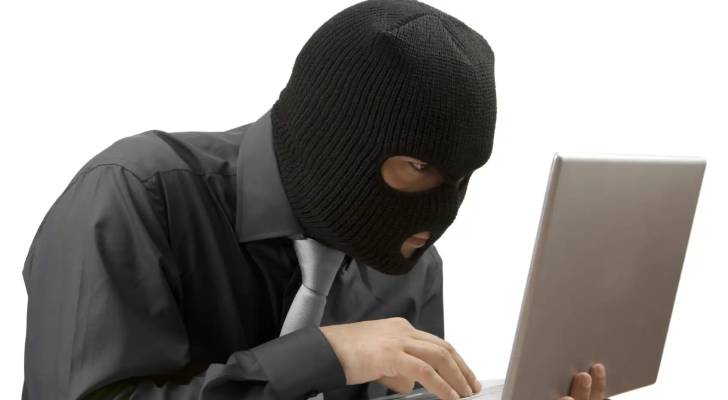 حبس 3 أشهر لزوج تجسس على حاسوب زوجته والقانون: لا تمييز بين الأزواج في الخصوصية