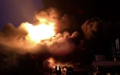 حريق ضخم يجتاح مصنع كيماويات في مدينة بدر، صعوبة السيطرة بسبب المواد المشتعلة