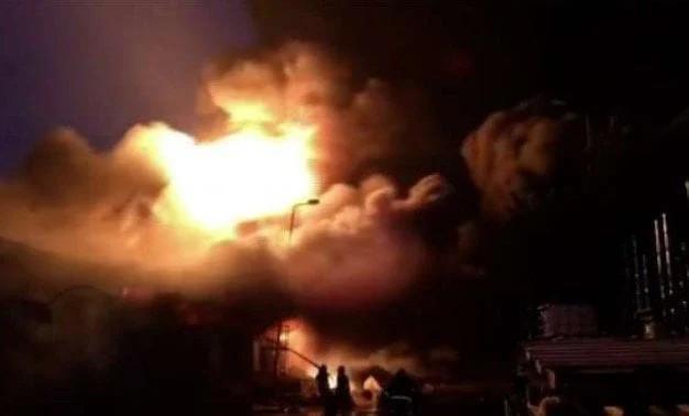 حريق ضخم يجتاح مصنع كيماويات في مدينة بدر، صعوبة السيطرة بسبب المواد المشتعلة