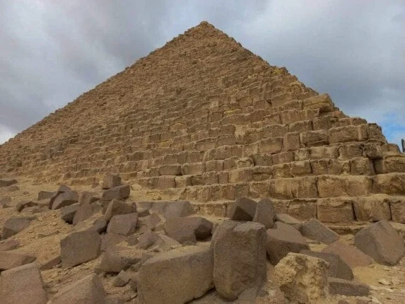 حقيقة أعمال الحفر قرب الأهرامات تصرح بها «السياحة والآثار»