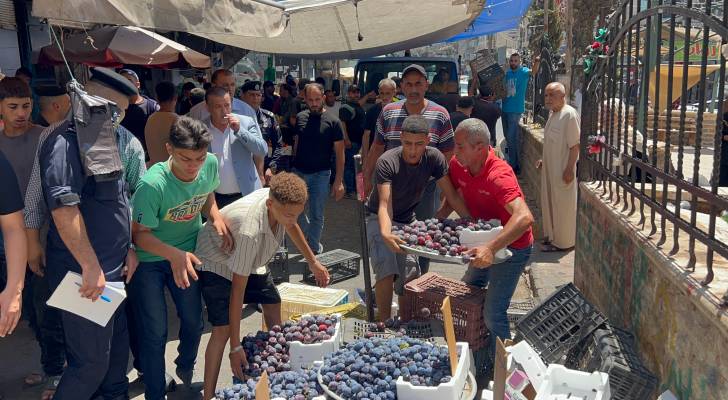 حملة أمنية في إربد تسفر عن إزالة عشرات البسطات وتحرير مخالفات لمحال تجارية بالفيديو