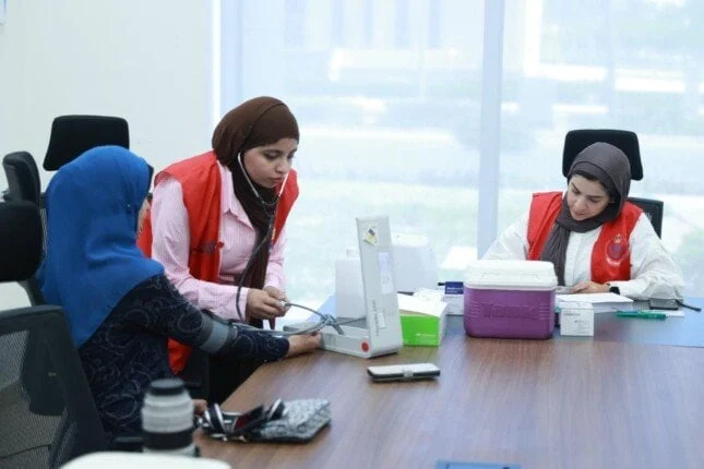 حملة لفحص الأمراض المزمنة للعاملين بالوزارة والحي الحكومي من «الصحة»
