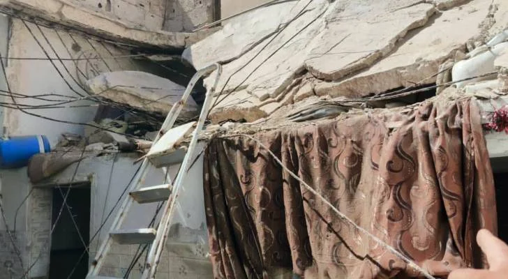 خمسة مصابين بانهيار سقف منزل في مخيم الزرقاء حسب مراسل "رؤيا"