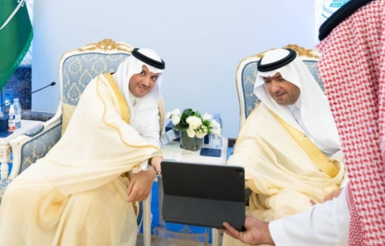 دشّن مشروع النقل العام بالحافلات في الأحساء