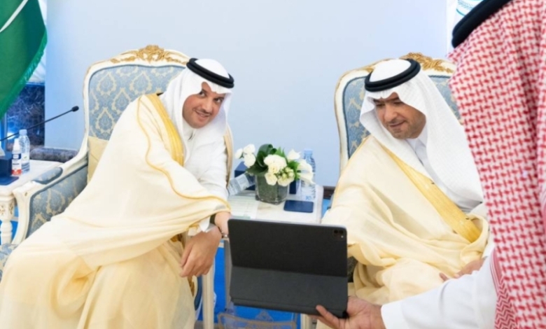 دشّن مشروع النقل العام بالحافلات في الأحساء