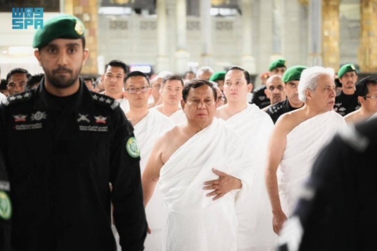 رئيس إندونيسيا ينخرط في مناسك العمرة