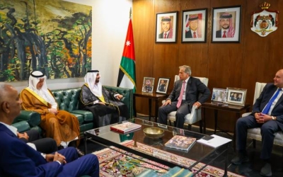 رئيس الوزراء يبرز أهمية تثبيت الفلسطينيين على أرضهم للمسؤول العربي