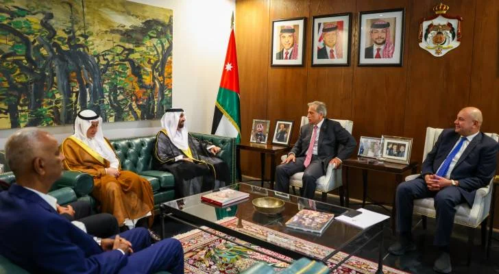 رئيس الوزراء يبرز أهمية تثبيت الفلسطينيين على أرضهم للمسؤول العربي