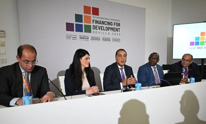 رئيس الوزراء يعلن: الحكومة تسعى بجد لحل قضايا الديون