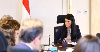 رانيا المشاط تدعو للاستفادة من برنامج خفض الانبعاثات بقطاع الصناعة مع البنك الأوروبي