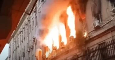 رجال الحماية المدنية يعلنون السيطرة على حريق سنترال رمسيس وبدء عمليات التبريد