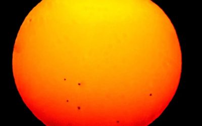 رصد وجود 6 بقع شمسية في سماء المملكة