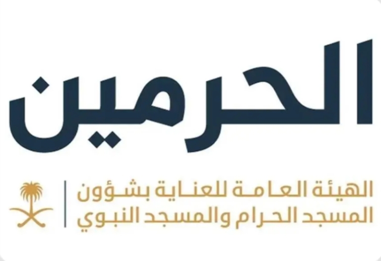 رفع الستارة عن باب الكعبة استعدادًا لغسلها غدًا الخميس من قبل “هيئة العناية بالحرمين”